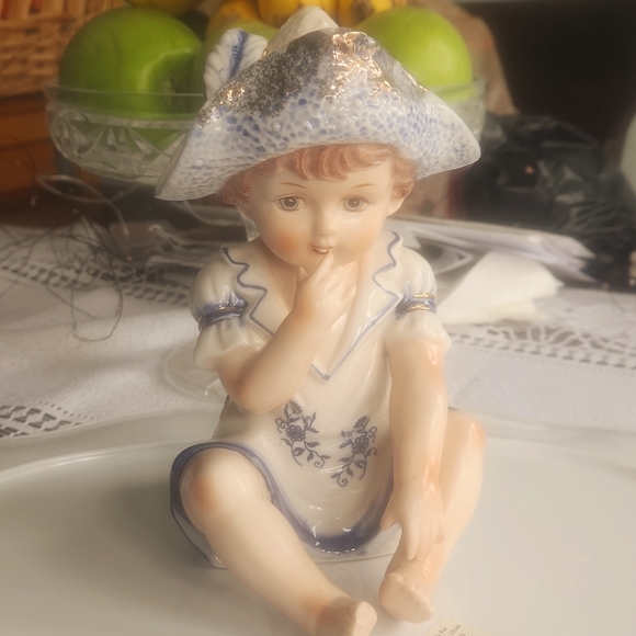 20th CENTURY KPM PORCELAIN FIGURINE OF YOUNG BOY WEARING HAT 1927